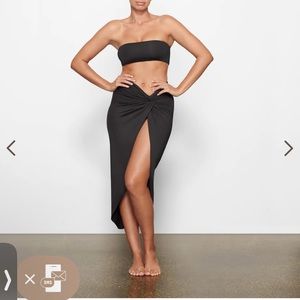 SKIMS SIGNATURE SWIM - SARONG SKIRT SIZE M ONYX BNWT